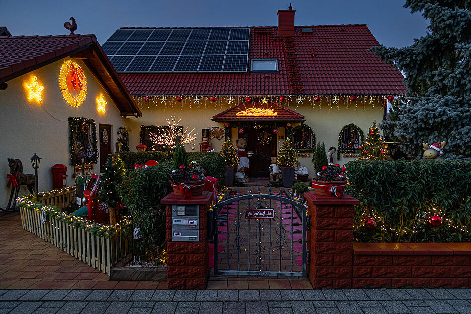 Seit zehn Jahren schm&uuml;cken die Ziebeils Haus und Garten sehr kreativ mit Lichterketten und Weihnachtsdeko.