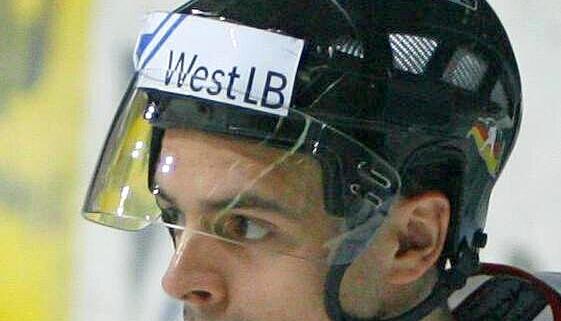 Michael Hackert (39)
Heilbronner Falken
Aus Heilbronn in die weite Eishockeywelt: Der Stürmer absolvierte 479 DEL-Spiele und trug 62 Mal das Nationaltrikot. 2004 wurde er mit den Frankfurt Lions deutscher Meister, nahm an drei Weltmeisterschaften teil. 2014 rettete er seinen Heimatverein vor dem Abstieg.