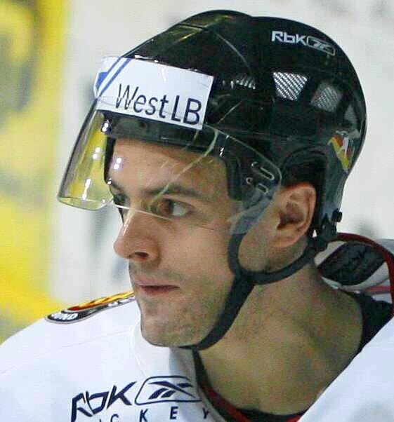 Michael Hackert (39)
Heilbronner Falken
Aus Heilbronn in die weite Eishockeywelt: Der Stürmer absolvierte 479 DEL-Spiele und trug 62 Mal das Nationaltrikot. 2004 wurde er mit den Frankfurt Lions deutscher Meister, nahm an drei Weltmeisterschaften teil. 2014 rettete er seinen Heimatverein vor dem Abstieg.