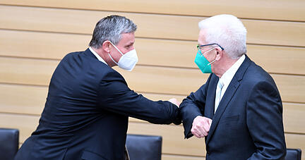 Hans-Ulrich R&uuml;lke (l), Spitzenkandidat der FDP, und Winfried Kretschmann (B&uuml;ndnis 90/Die Gr&uuml;nen), Ministerpr&auml;sident von Baden-W&uuml;rttemberg und Spitzenkandidat der Gr&uuml;nen, begr&uuml;&szlig;en sich im Plenarsaal nach den ersten Hochrechnungen der Landtagswahlen in Baden-W&uuml;rttemberg mit den Ellenbogen. +++ dpa-Bildfunk +++