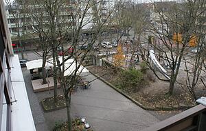 Am Kaiser-Friedrich-Platz f&uuml;hlt sich ein Anwohner durch mehrere Lokale mit Freisitz in der Nachtruhe gest&ouml;rt, weil die Stadt die Verweilzeiten ausgedehnt hat.
Fotos: Friese