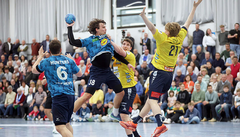 3. Handball Bundesliga TSB Heilbronn Horkheim - Rhein-Neckar Löwen 2, Kevin Bitz am Ball wird attackiert von Valentin Willner