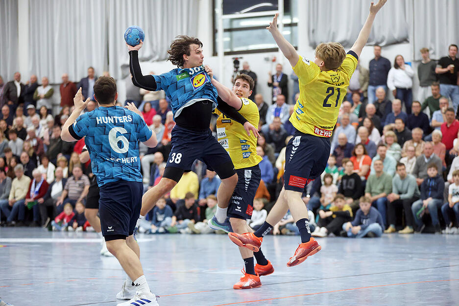 3. Handball Bundesliga TSB Heilbronn Horkheim - Rhein-Neckar Löwen 2, Kevin Bitz am Ball wird attackiert von Valentin Willner