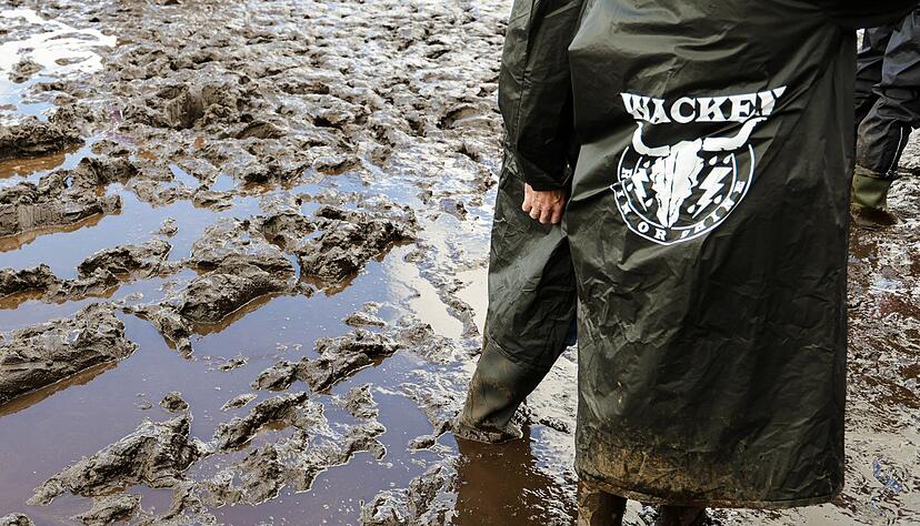 Das Wetter bereitete den Fans schwierige Bedingungen.