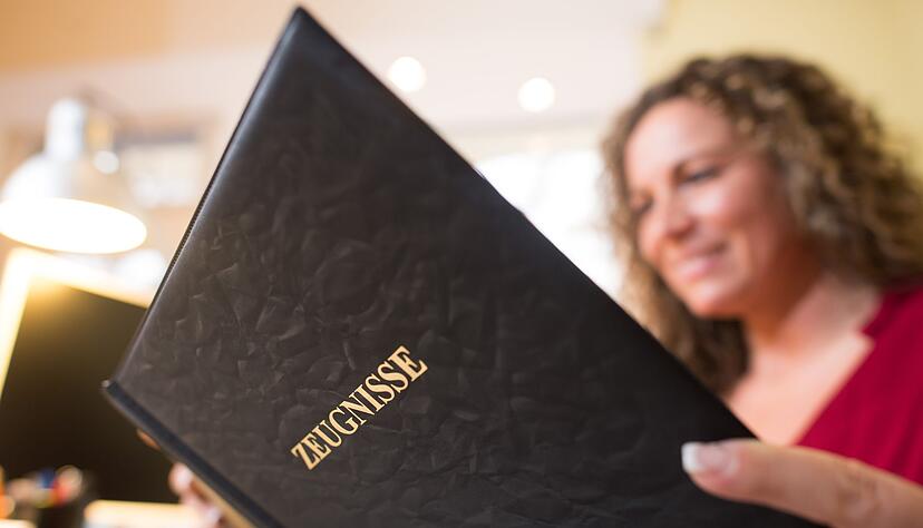 Im Arbeitszeugnis stecken nicht selten kritische Hinweise, die oft nur Personaler richtig deuten k&ouml;nnen.