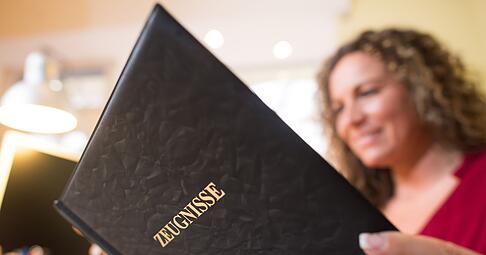 Im Arbeitszeugnis stecken nicht selten kritische Hinweise, die oft nur Personaler richtig deuten k&ouml;nnen.