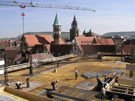 Blick von der ECE Baustelle in Richtung Deutschhof,  Kilianskirche und Wartberg, April 2007.  Foto: HSt-Archiv