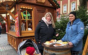 Malaika Zölch aus Eppingen (links) mit Tatjana Oleksiuk aus Heilbronn essen eine Currywurst mit Tochter Ava.