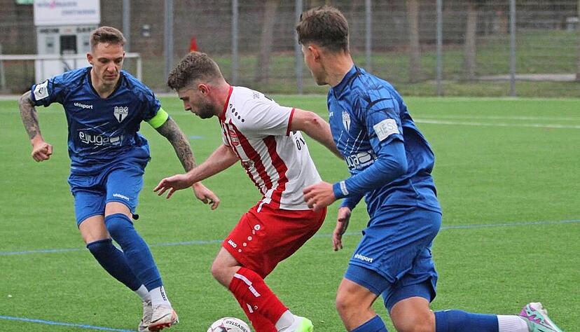 Bahadir &Ouml;zkan (Mitte) erzielte f&uuml;r den Verbandsligisten T&uuml;rkspor Neckarsulm gegen den Regionalligisten SGV Freiberg das zwischenzeitliche 1:3.