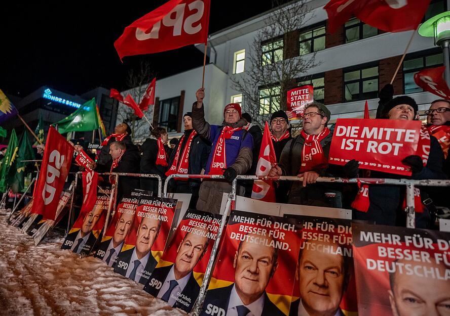 Auch die Anhänger der SPD warten auf die Gäste des "Quadrell" der TV Runde im Bundestagswahlkampf.