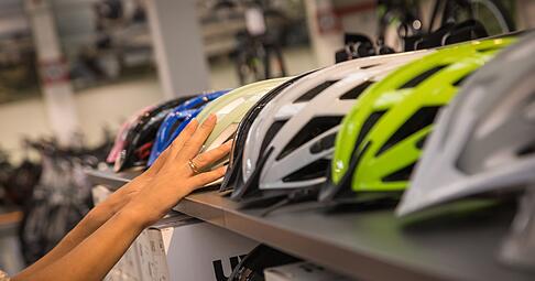 Sitzt, passt, schützt: Der richtige Fahrradhelm macht den Unterschied. Sitzt, passt, schützt: Der richtige Fahrradhelm macht den Unterschied.