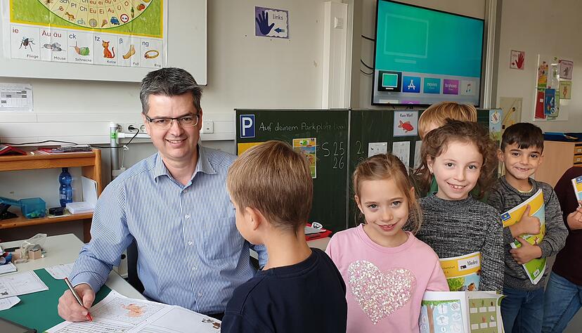 Rektor Wolfgang Klooz korrigiert in der 1a die im Unterricht gestellten Aufgaben.
Foto: privat