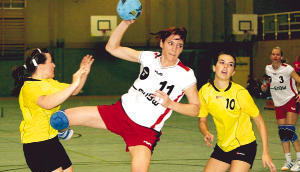 Anke Werner (Mitte) beendet ihre Karriere und wird im Rahmen des Spiels der SG Neckarsulm gegen TuS Metzingen II geb&uuml;hrend verabschiedet.
          Foto: Archiv/Veigel