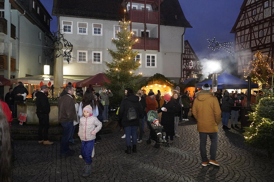 Mit zunehmender Dunkelheit kommen mehr Gäste auf den Weihnachtsmarkt. Mit zunehmender Dunkelheit kommen mehr Gäste auf den Weihnachtsmarkt.