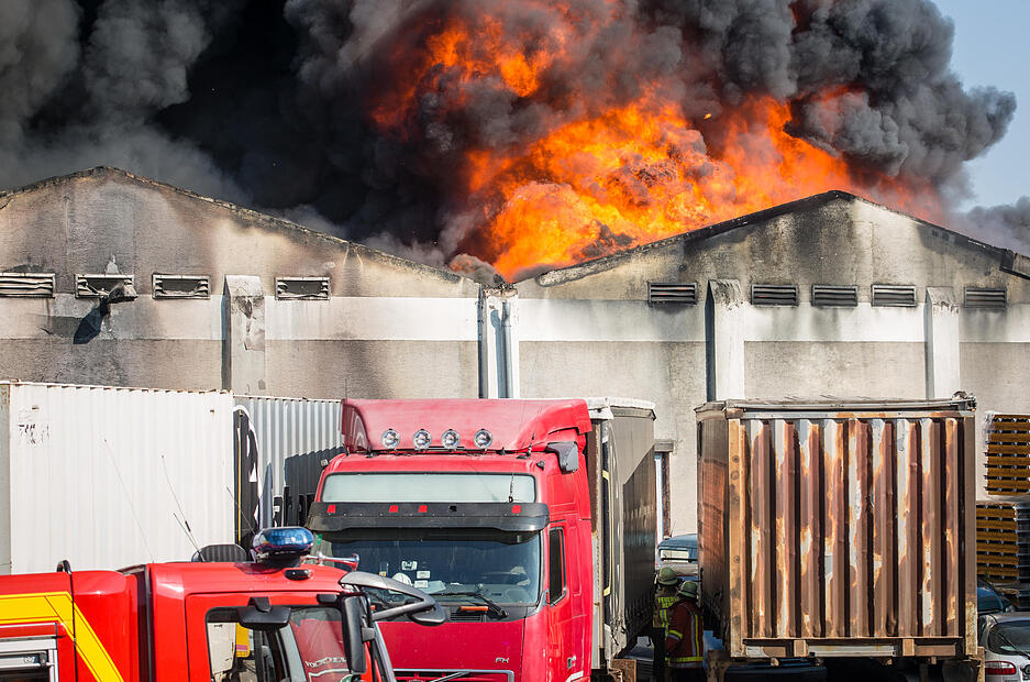 Flammen schlagen bei einem Gro&szlig;brand in einem Industriegebiet im Stadtteil Aldingen aus einer Lagerhalle. Foto: Christoph Schmidt/dpa