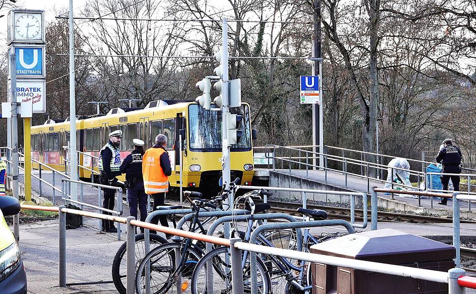 Der Zwölfjährige, der vor die Bahn gestoßen wurde, starb an den schweren verletzungen. Der Zwölfjährige, der vor die Bahn gestoßen wurde, starb an den schweren verletzungen.
