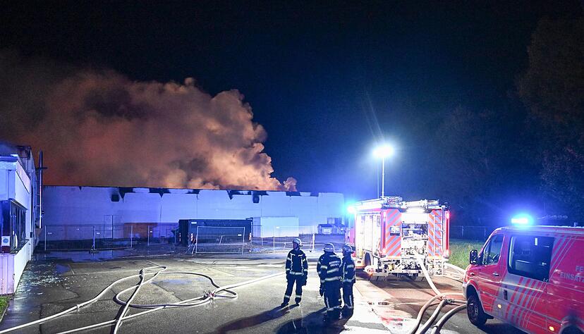 Bei dem Gro&szlig;brand wurde ein Mensch leicht verletzt.