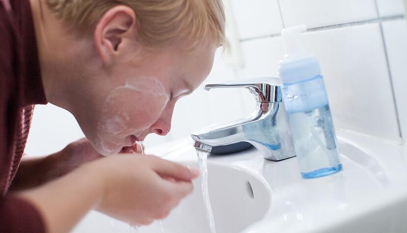 Die Haut zweimal am Tag mit sanften Produkten reinigen und pflegen: Wer das tut, tut viel, um Pickeln vorzubeugen - auch wenn es keine Garantie f&uuml;r reine Haut gibt.