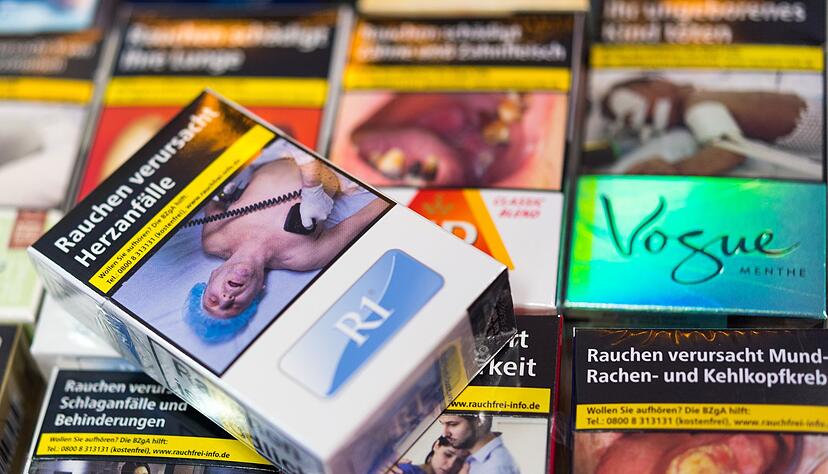 Vor zehn Jahren beschloss der Bundestag: Auf allen Zigarettenschachteln m&uuml;ssen Warnbilder und -hinweise abgedruckt werden. (Symbolbild)