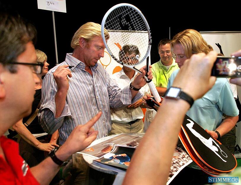 2007: Tennisprofi Boris Becker ist umlagert von Fans bei der Ordermesse im Redblue. Dort vermarktet er seine Kollektion.