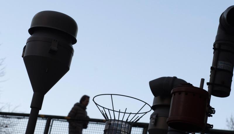 Ein Mann l&auml;uft an einer Luft-Messstation vorbei.