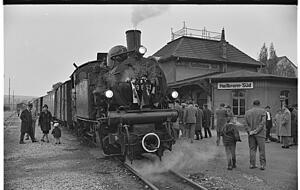 Ende einer Ära: Im Herbst 1966 fuhr der letzte Personenzug auf der Bottwartalbahn bis Heilbronn-Süd. Neue Buslinien hatten die Strecke ins Hintertreffen gebracht, die Fahrgastzahlen sanken stark. Foto: Archiv/Eisenmenger Ende einer Ära: Im Herbst 1966 fuhr der letzte Personenzug auf der Bottwartalbahn bis Heilbronn-Süd. Neue Buslinien hatten die Strecke ins Hintertreffen gebracht, die Fahrgastzahlen sanken stark. Foto: Archiv/Eisenmenger