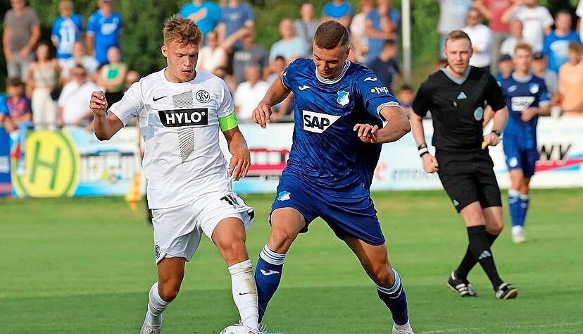 Beim Testspiel gegen Elversberg im vergangenen Juli in Heilbronn trug Fisnik Asllani noch TSG-Blau, nun tr&auml;gt er das violette Trikot von Austria Wien.
Fotos: Archiv/dpa