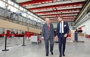 Rundgang durch das neue Innovationszentrum Curio: Benjamin Würth (rechts) mit seinem Großvater Reinhold Würth im mehr als 1000 Quadratmeter großen Dübellabor. Rundgang durch das neue Innovationszentrum Curio: Benjamin Würth (rechts) mit seinem Großvater Reinhold Würth im mehr als 1000 Quadratmeter großen Dübellabor.