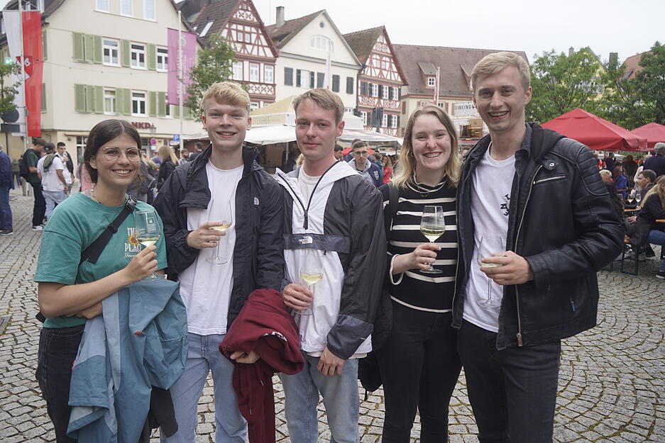 Auf dem Marktplatz, rund um das Schloss und im Hofgarten erwarten die Besucher fünf Tage lang über 200 regionale Weine und Sekte von mehr als 30 Weingütern.