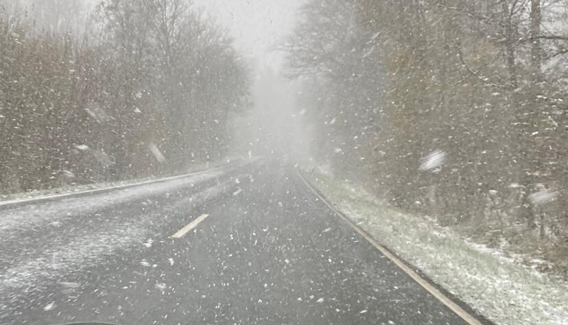 Im Jagsttal bei Mulfingen setzte am Freitagmorgen kurzer und heftiger Schneefall ein.