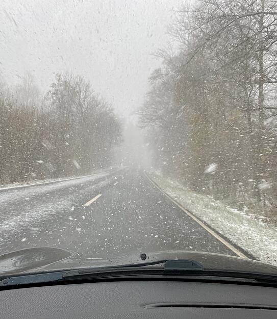 Im Jagsttal bei Mulfingen setzte am Freitagmorgen kurzer und heftiger Schneefall ein.