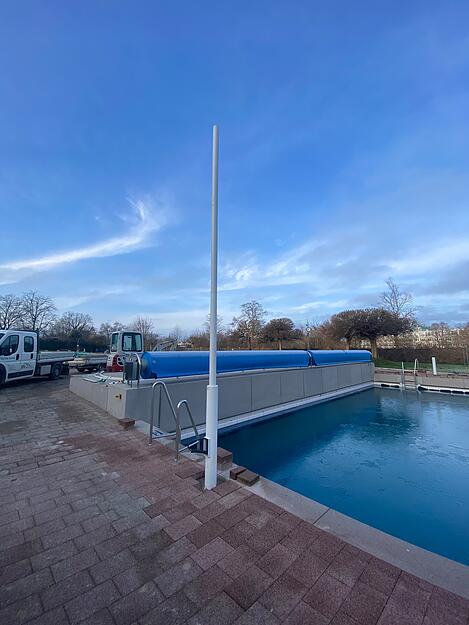 Auch im Freibad laufen die Arbeiten auf Hochtouren. Nach der Sanierung des Wellenbeckens wird nun ein KI-gest&uuml;tztes Fr&uuml;hwarnsystem installiert, das mit Kameras an hohen Masten m&ouml;gliche Ertrinkungsgefahren fr&uuml;hzeitig erkennt.