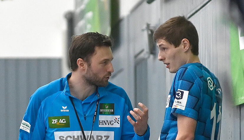 TSB-Trainer Oliver He&szlig; im Gespr&auml;ch mit Niklas Roth, der zuletzt beim Heimsieg gegen die HSG Konstanz einen ganz starken Eindruck hinterlassen hat.