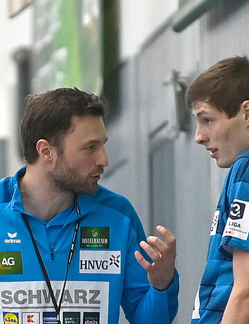 TSB-Trainer Oliver He&szlig; im Gespr&auml;ch mit Niklas Roth, der zuletzt beim Heimsieg gegen die HSG Konstanz einen ganz starken Eindruck hinterlassen hat.