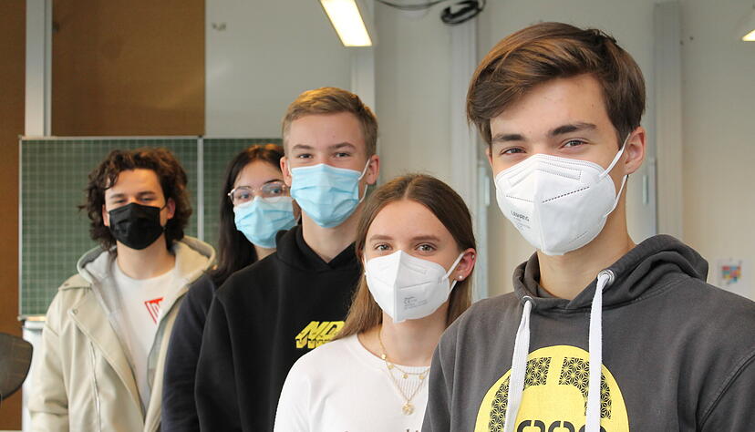 Jugendliche des Schulzentrums Möckmühl sprechen über das bevorstehende Ende der Maskenpflicht. Foto: Simon Gajer Jugendliche des Schulzentrums Möckmühl sprechen über das bevorstehende Ende der Maskenpflicht. Foto: Simon Gajer