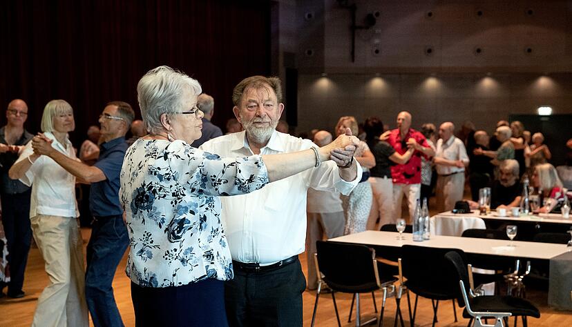 Tanzen seit über 40 Jahren zusammen: Edda (82) und Klaus Placht (81) auf der Tanzfläche im Bad Rappenauer Kurhaus. 
Foto: Andreas Veigel