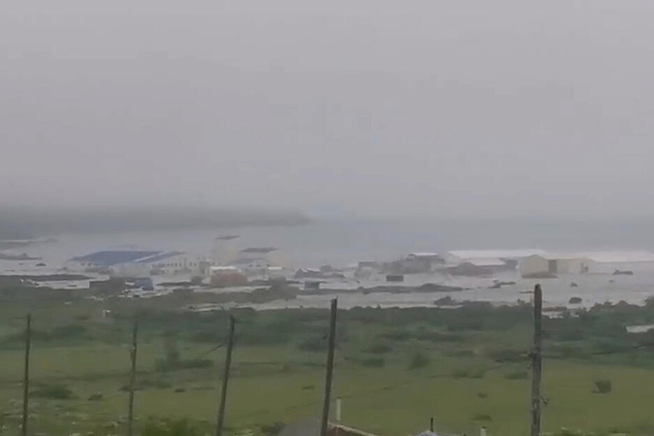 Dieses Bild aus einem vom Geophysikalischen Dienst der Russischen Akademie der Wissenschaften veröffentlichten Video zeigt die Folgen eines Tsunamis, der die Küstenregion von Sewero-Kurilsk auf der Insel Paramuschir der Kurilen-Inseln in Russland getroffen hat. Dieses Bild aus einem vom Geophysikalischen Dienst der Russischen Akademie der Wissenschaften veröffentlichten Video zeigt die Folgen eines Tsunamis, der die Küstenregion von Sewero-Kurilsk auf der Insel Paramuschir der Kurilen-Inseln in Russland getroffen hat.