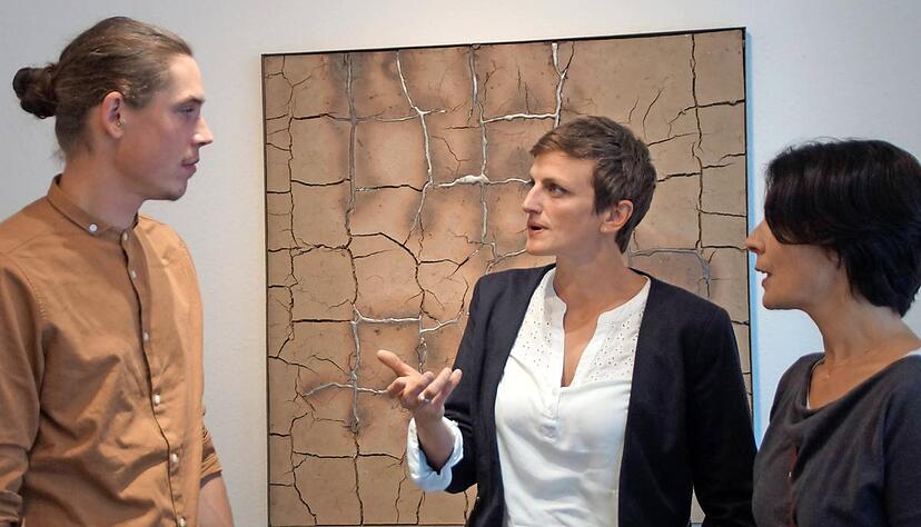 Paul Ahl im Austausch mit Kunsthistorikerin Fiona Hesse und Besucherin Susanne Leute. Im Hintergrund ist sein Werk "Zwischenraum 1" zu sehen.Foto: Astrid Link