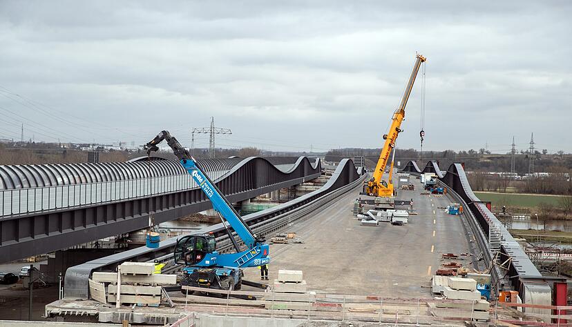 Seit Montagmittag wird die Neckarbrücke um exakt 21,74 Meter in Richtung Süden verschoben. Bis Mittwoch sollen die Arbeiten andauern.
Foto: Andreas Veigel