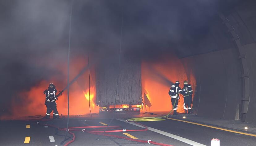 Rettungskräfte schlagen an der Einfahrt zum Engelbergtunnel Flammen entgegen. Rettungskräfte schlagen an der Einfahrt zum Engelbergtunnel Flammen entgegen.