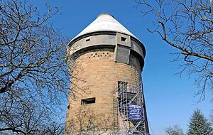 Der Hochbunker auf der Theresienwiese ist normalerweise nicht zugänglich. Jetzt hat das Stadtarchiv ein Gerüst installieren lassen. Am Wochenende nach Ostern werden Führungen durch das 28,5 Meter hohe Gebäude angeboten.Fotos: Dennis Mugler