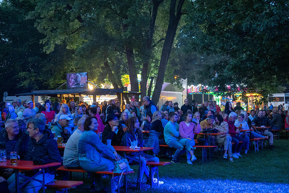 Trotz Regenwetter str&ouml;men Besucher zahlreich zum beliebten Parkfest in Bad Rappenau.