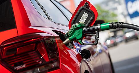 Spritpreise sollen nur noch einmal am Tag steigen.