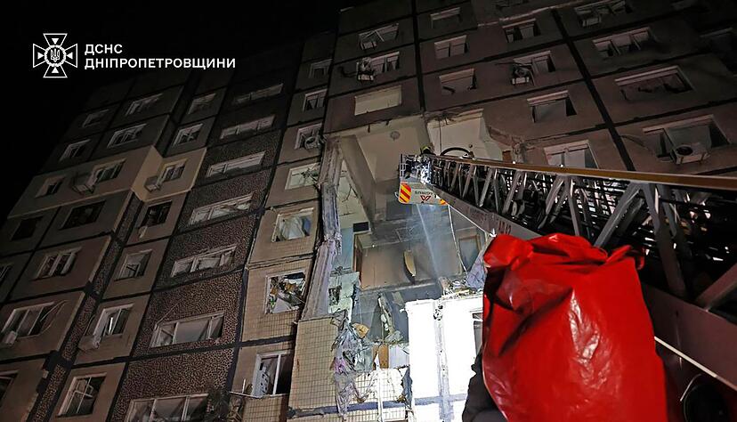 Bei dem Drohneneinschlag in einem mehrstöckigen Wohnhaus in Dnipro gab es Tote und Verletzte. Bei dem Drohneneinschlag in einem mehrstöckigen Wohnhaus in Dnipro gab es Tote und Verletzte.