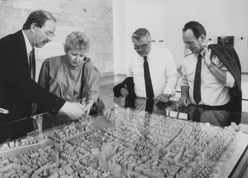 19. April 1988: Baudezernent Ulrich Bauer erläutert  in der Ehrenhalle einer Frankfurter Delegation um die Erste OB-Stellvertreterin Dagmar Kretzschmar das Modell der Stadt Heilbronn vor der Zerstörung.