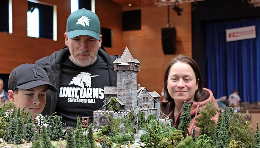 Michael und Daniela Braun und Sohn Josia aus Friedrichsruhe begeisterten vor allem die detailreichen Miniaturlandschaften der Ausstellung.