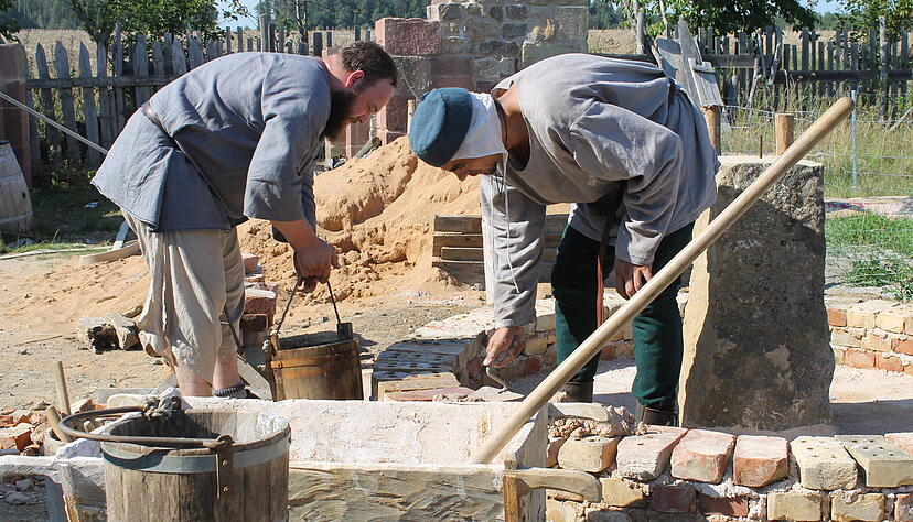 Wie haben Menschen in früheren Zeiten Häuser und Straßen hergestellt? Das kann man "live" im Histotainment Park Adventon erleben.