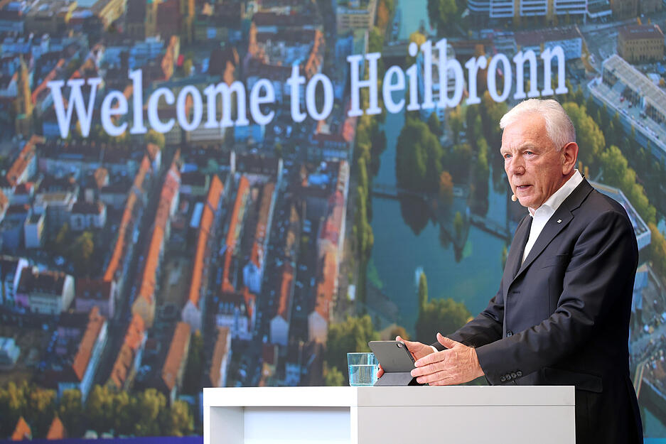 Heilbronns Oberbürgermeister Harry Mergel spricht bei der Tech vor einem Publikum, unter das sich auch Politiker und Promis gemischt haben.