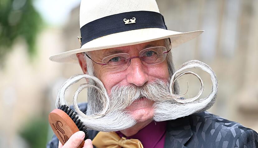 F&uuml;r die t&auml;gliche Pflege empfiehlt er eine Bartb&uuml;rste aus Wildschweinborsten.