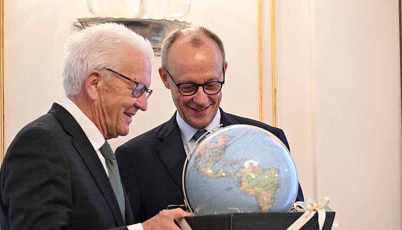 Kretschmann schenkte Merz einen Globus - weil ein Kanzler ja auch Weltpolitik mache. Kretschmann schenkte Merz einen Globus - weil ein Kanzler ja auch Weltpolitik mache.